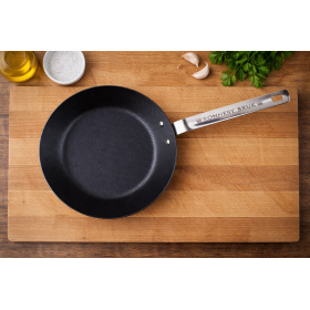 Ronneby Bruk Karbon-Bratpfanne, Ø 28 cm, mit rostfreiem Schmiedegriff