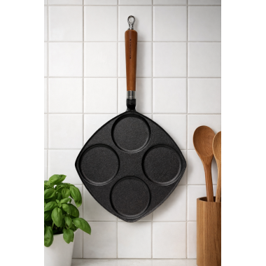 Ronneby Bruk Maestro Eierpfanne, 25 x 25 cm, mit braunem Buchenholzgriff